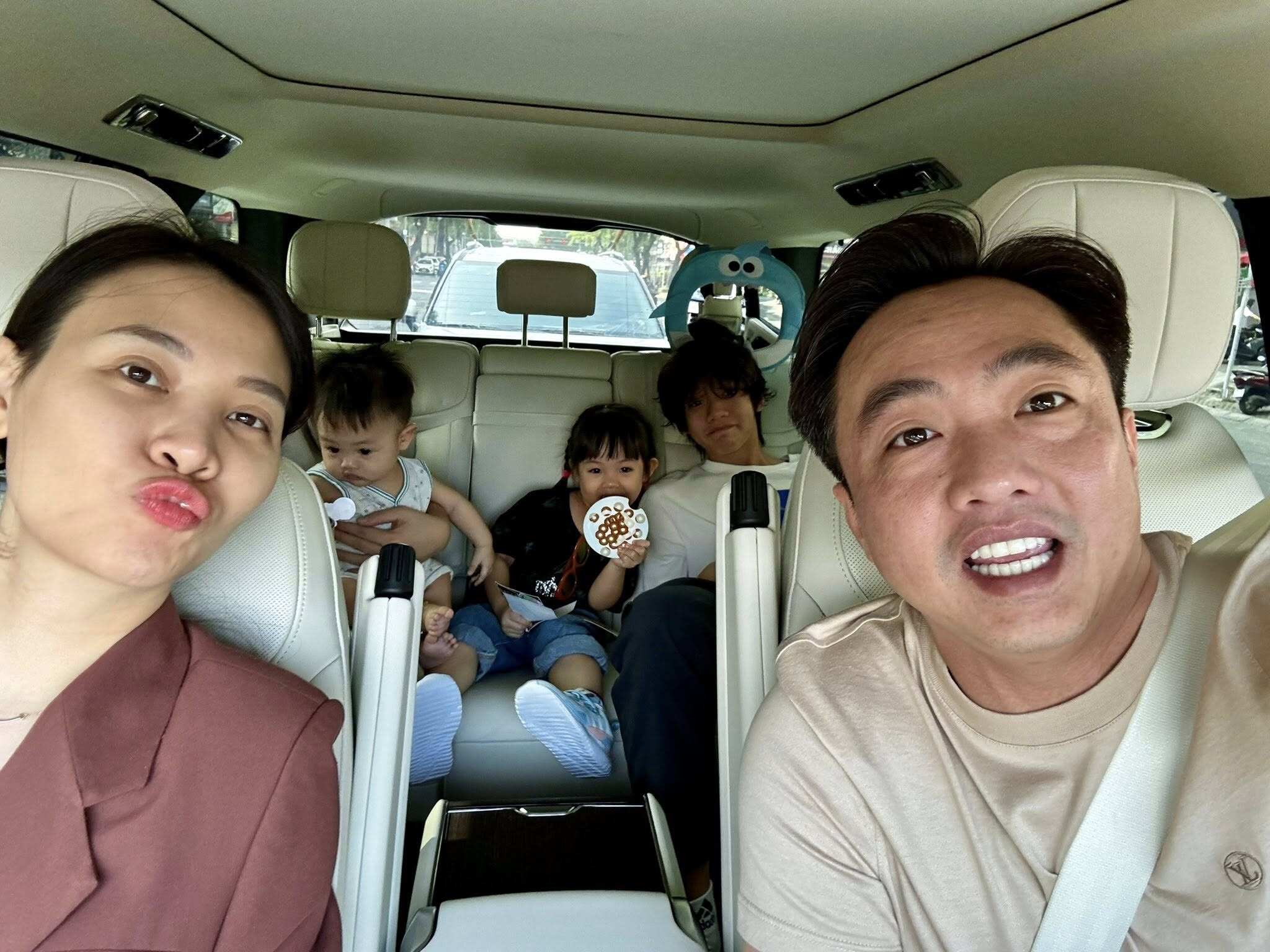 Cường Đô La - Đàm Thu Trang dành thời gian đưa các con đi chơi đó đây.