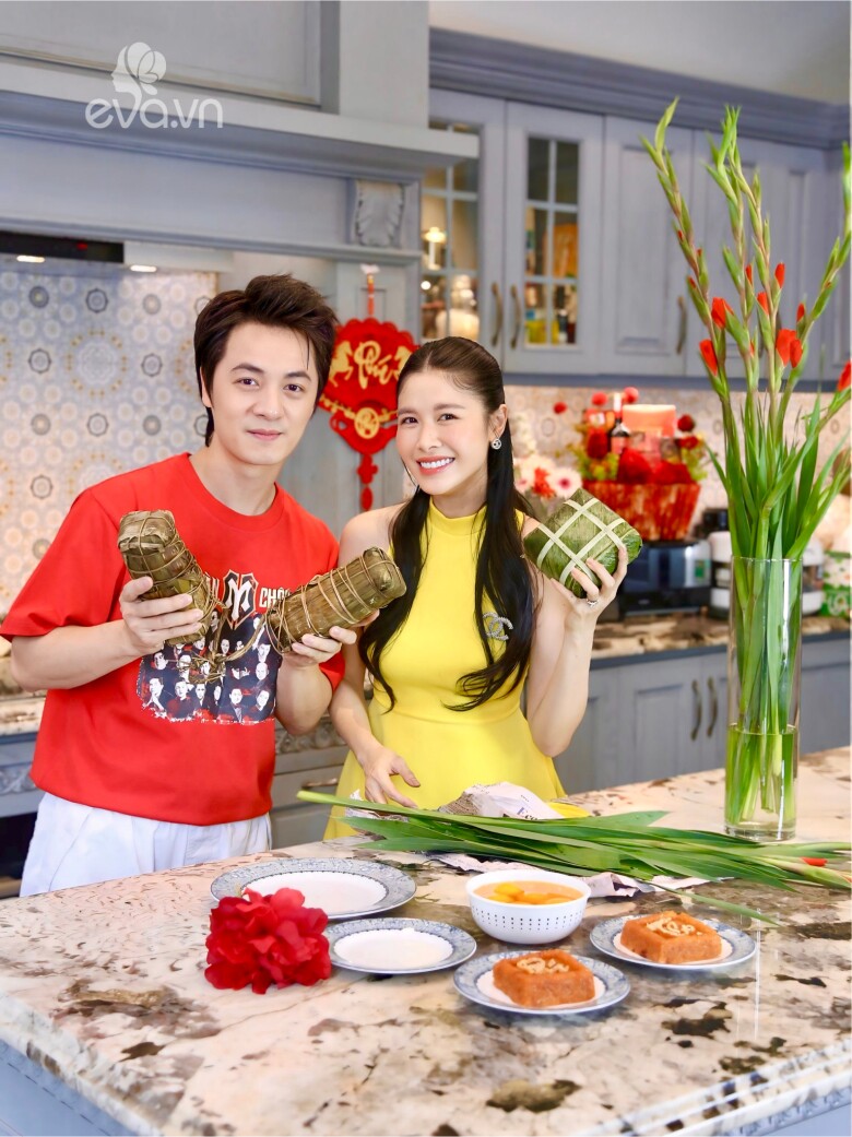 Cặp đôi chuẩn bị nhiều loại bánh truyền thống cho năm mới.