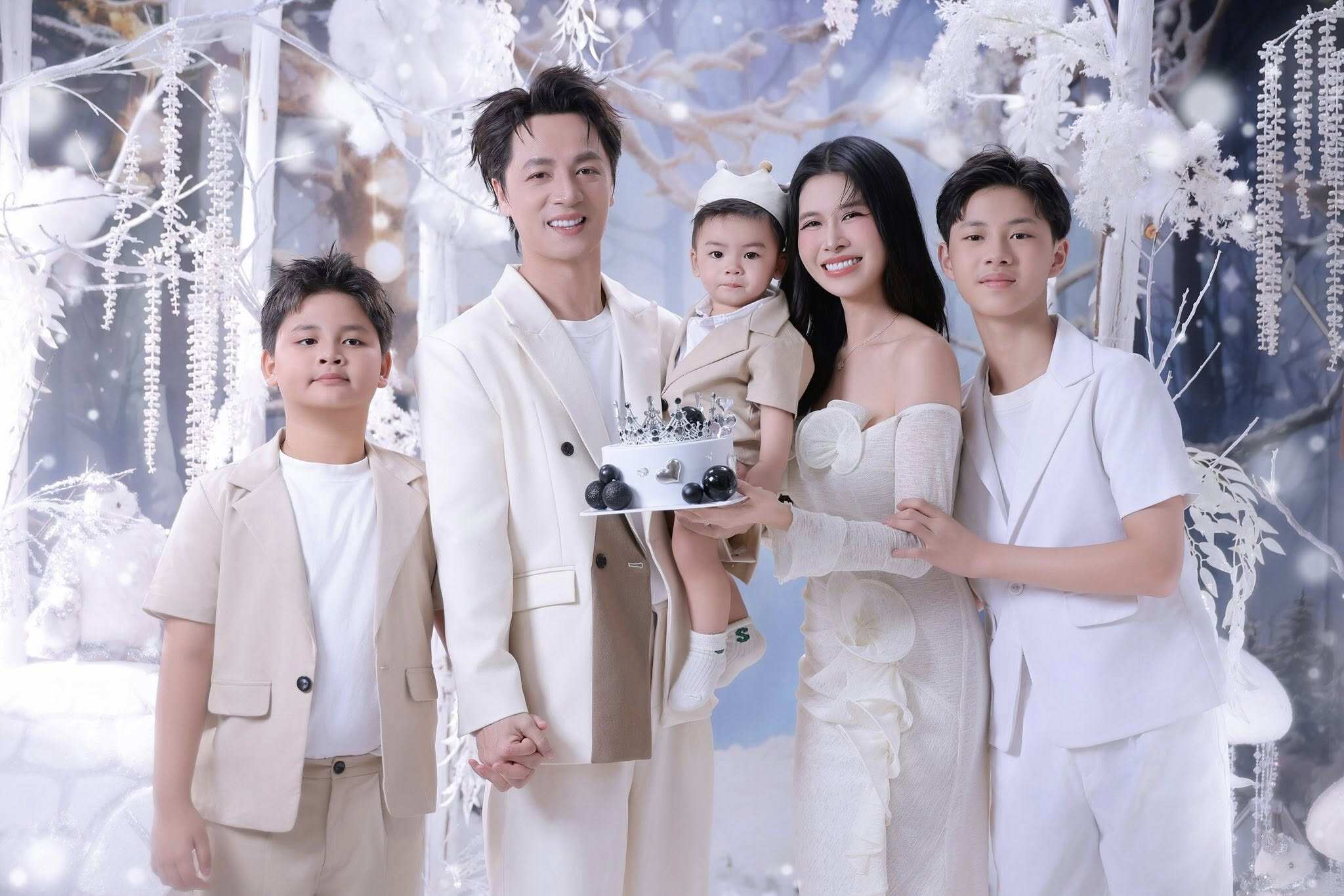 Cặp đôi có hôn nhân viên mãn bên 3 con trai.