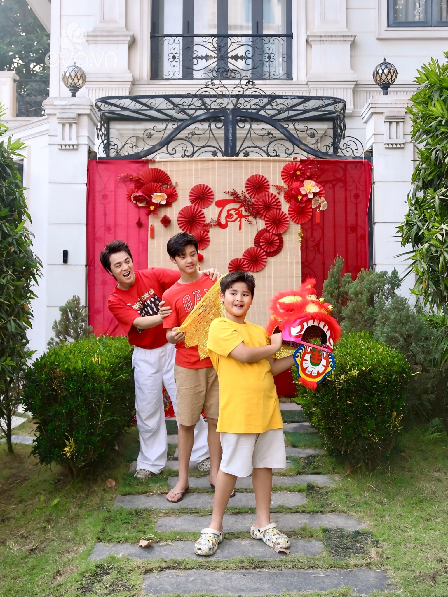 Bên ngoài biệt thự, nam ca sĩ bày biện bàn trà, đầu lân để tạo không khí Tết.