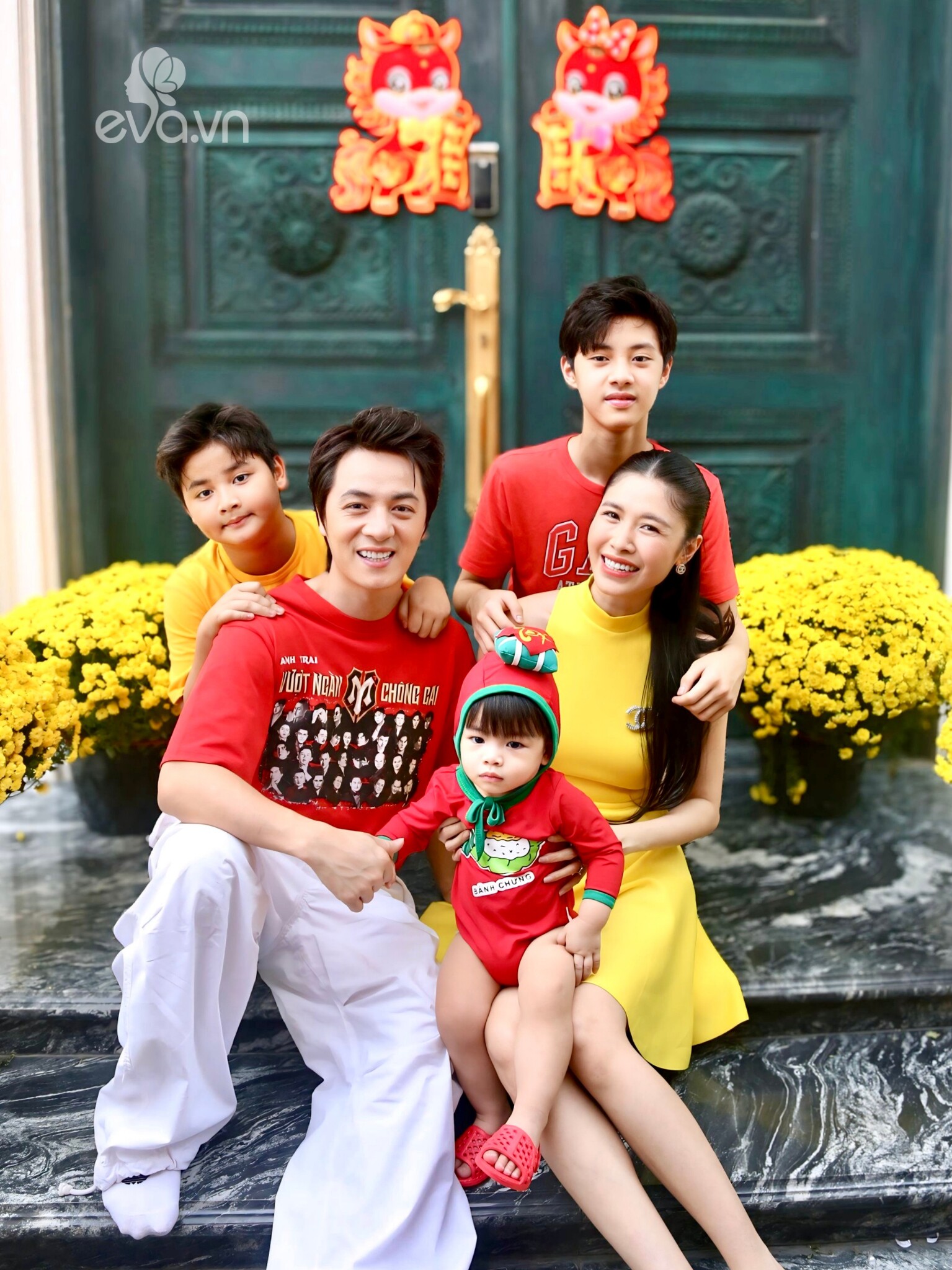 Cặp đôi hạnh phúc quây quần bên 3 con trai.