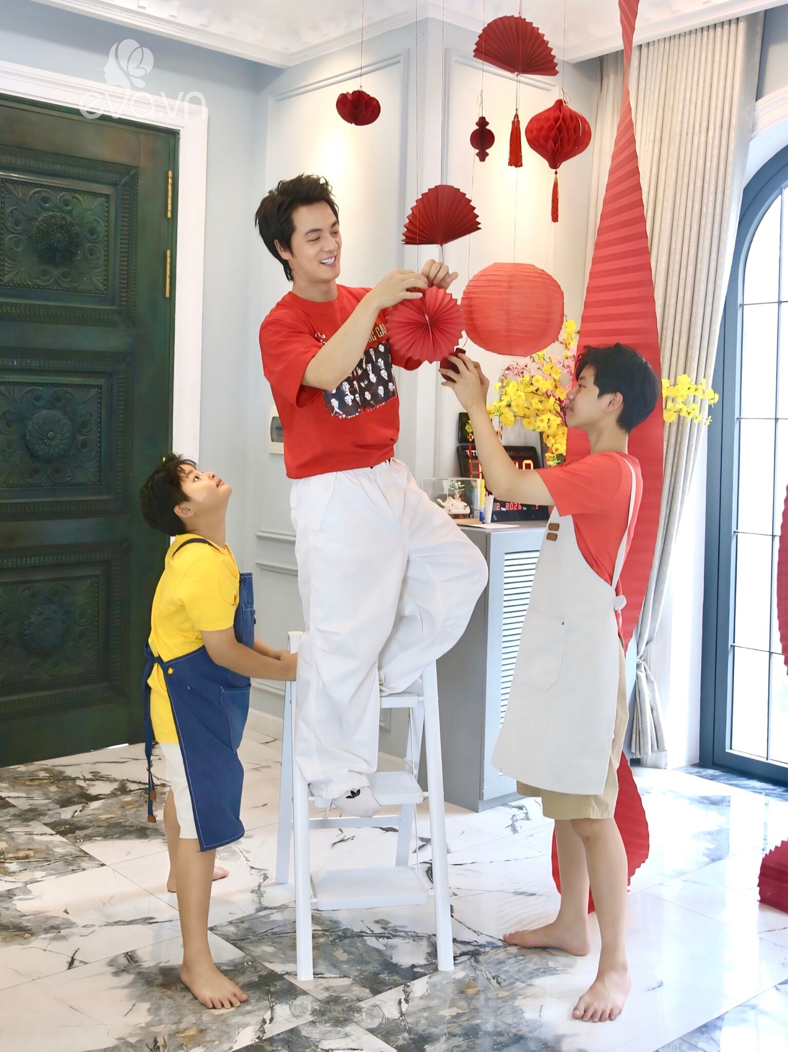 2 con trai lớn của Đăng Khôi phụ bố mẹ trang trí nhà cửa.