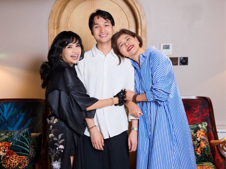Khoảnh khắc Đăng Quang - con trai Quốc Trung - Thanh Lam chụp ảnh bên mẹ ruột và mẹ kế.