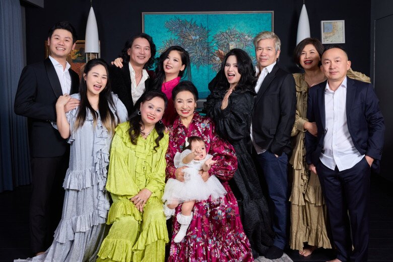 Khung cảnh 2 gia đình ghép làm 1, quây quần bên tiểu công chúa.