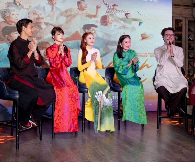 Dàn diễn viên Nhà mình đi thôi chia sẻ về quá trình thực hiện bộ phim.