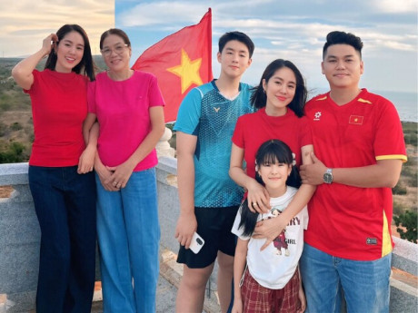 Lê Phương đưa cả nhà về quê nội ăn Tết sớm, mẹ chồng cực thân thiết bên con dâu cùng 2 cháu cưng