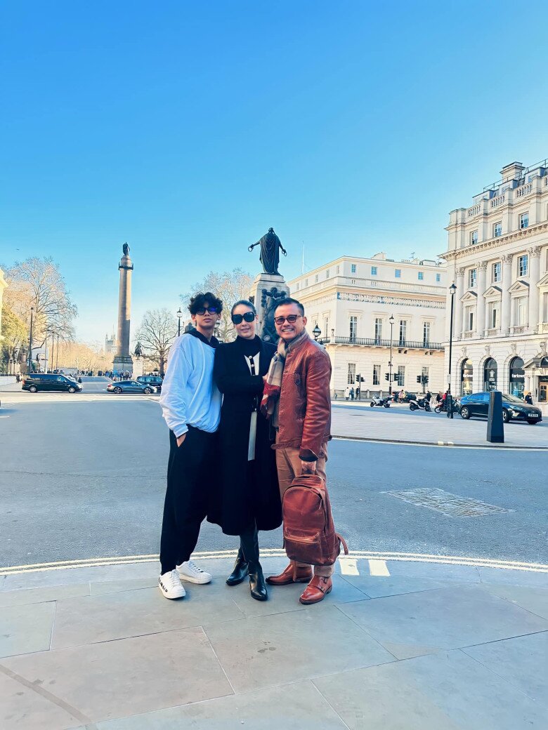 Vợ chồng nàng hậu thường bay sang Anh để thăm quý tử.