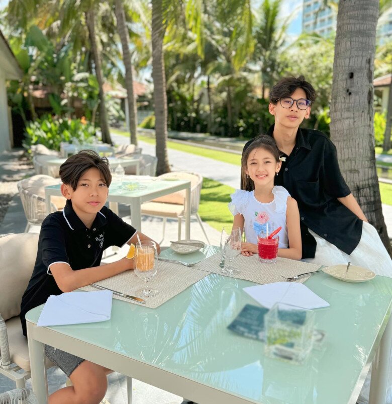 Vương Khang ra dáng anh trai, luôn chăm sóc 2 em là Vương Khôi và Viann.