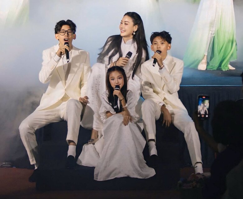 Khoảnh khắc nàng hậu cùng hát với các con trên sân khấu.