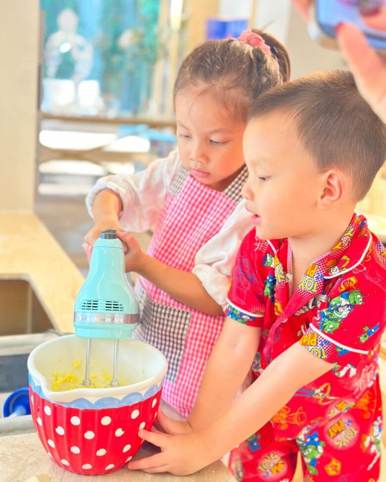 2 con Hồ Ngọc Hà ngoan ngoãn, luôn tự giác làm việc nhà phụ bố mẹ.