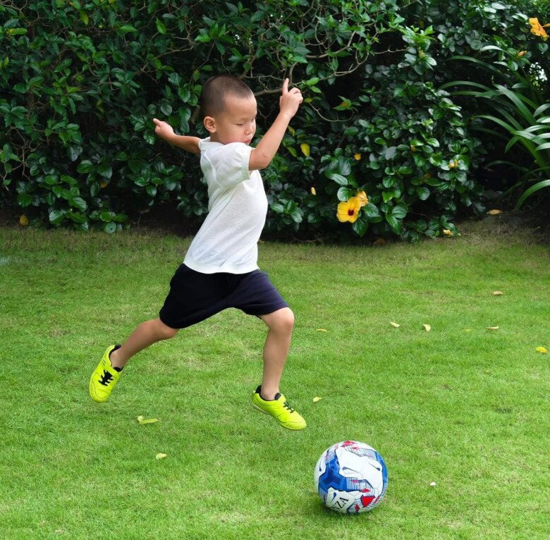 Cậu bé 5 tuổi hiếu động, yêu thích nhiều môn thể thao.