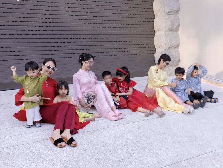 Thỉnh thoảng, Diệp Lâm Anh đưa 2 con tụ họp với gia đình của hội bạn thân - Đàm Thu Trang, Pông Chuẩn.