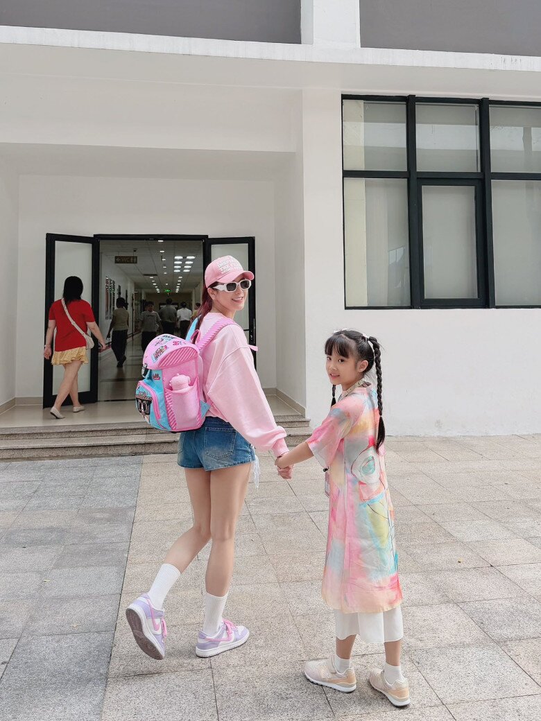 2 mẹ con nữ ca sĩ được nhận xét trông như chị và em gái.