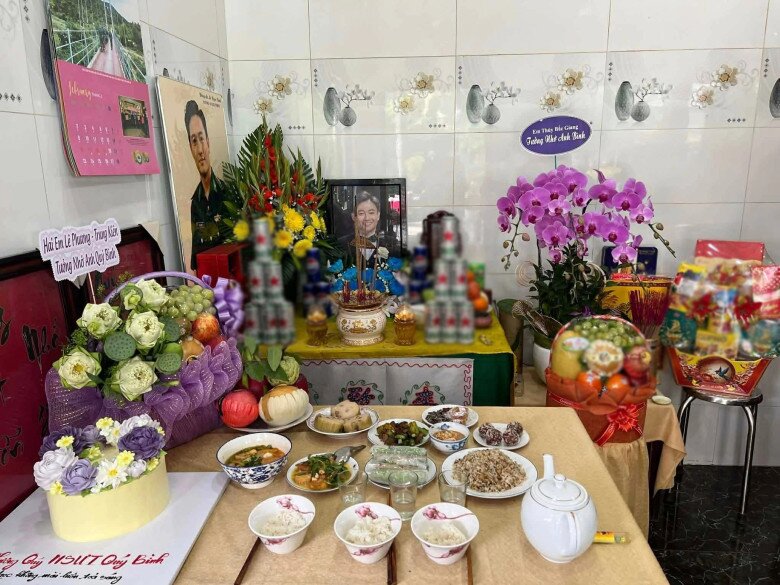 Lẵng hoa vợ chồng Lê Phương - Trung Kiên dâng lên bàn thờ Quý Bình.
