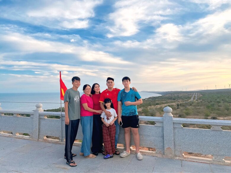 Khung cảnh mẹ chồng Lê Phương vui vẻ cùng vợ chồng con trai và 2 cháu nội.