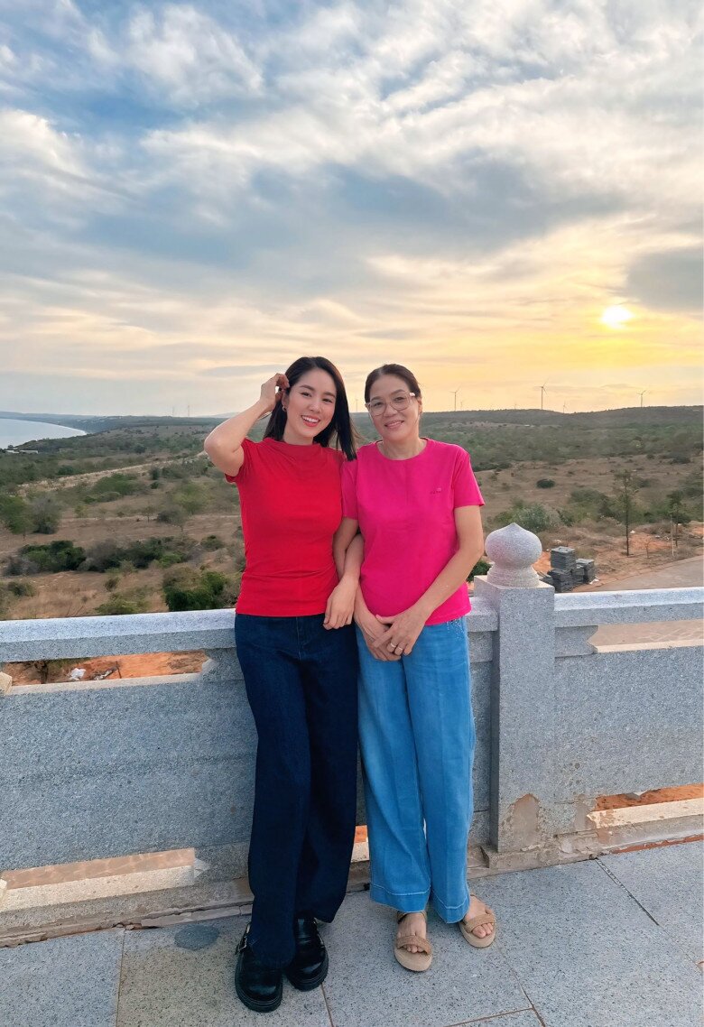 Lê Phương đưa cả nhà về quê nội ăn Tết sớm, mẹ chồng cực thân thiết bên con dâu cùng 2 cháu cưng - 2