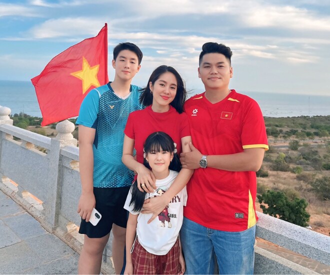 Vợ chồng Lê Phương đưa 2 con về ăn Tết quê nội.