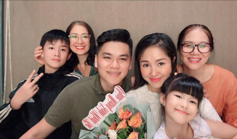 Khung cảnh gia đình nữ diễn viên quây quần bên 2 bà nội - ngoại.