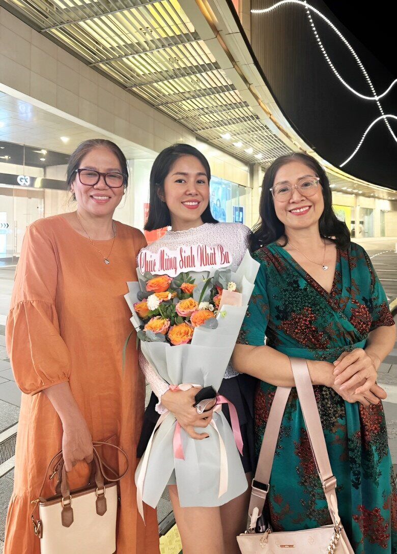 Lê Phương thường xuyên đưa 2 mẹ đi ăn uống, mua sắm.