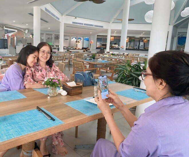 Mẹ chồng Lê Phương chụp ảnh cho con dâu và bà thông gia.