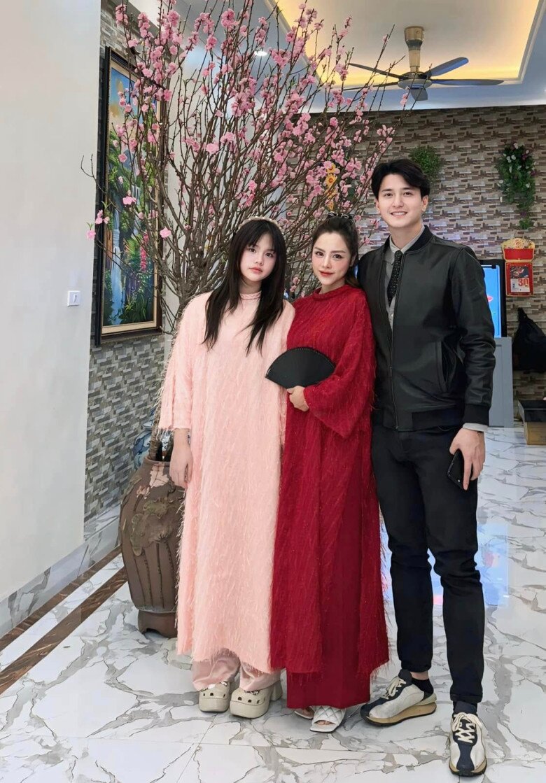 Khung hình gia đình 3 thành viên hạnh phúc khiến nhiều người ngưỡng mộ.