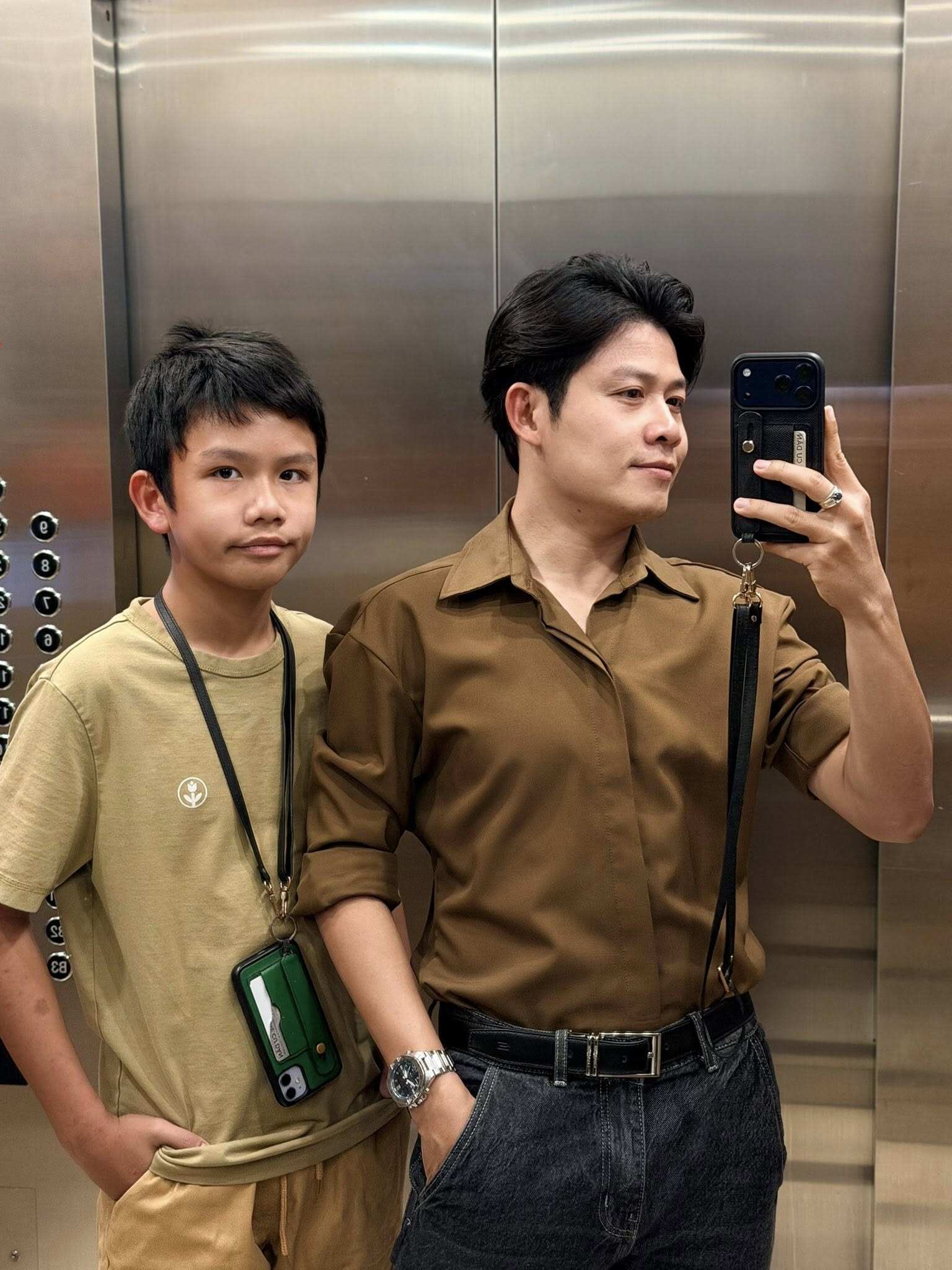 Hiếu Long 13 tuổi, cao gần bằng bố.