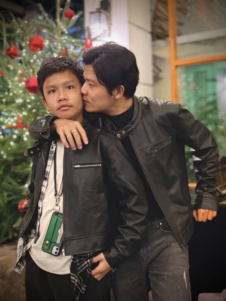 Quý tử lớn phổng, Nguyễn Văn Chung vẫn dành nhiều cử chỉ ngọt ngào.