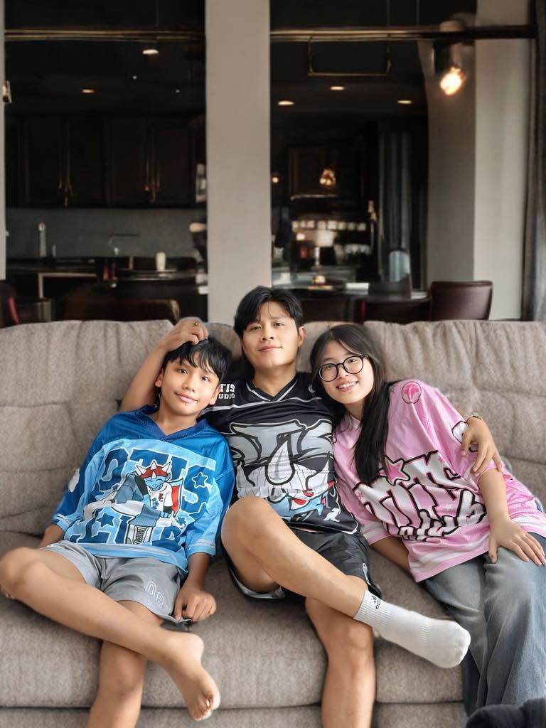 Nguyễn Văn Chung c&ugrave;ng hai con