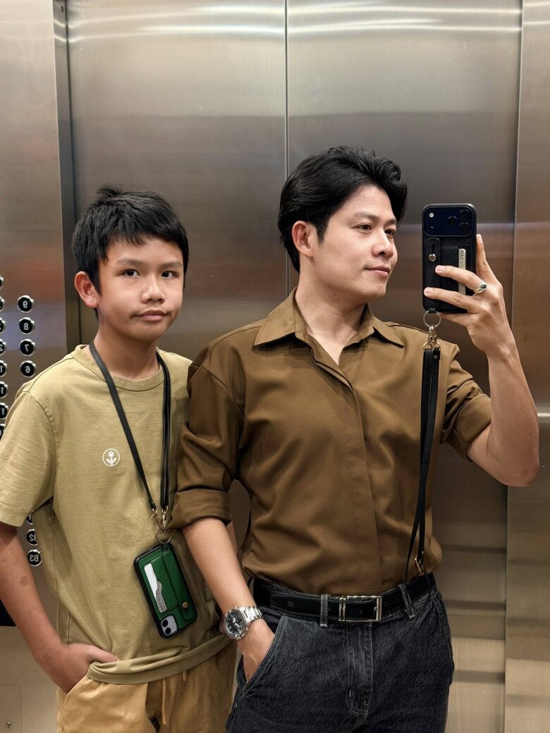 Con trai Nguyễn Văn Chung d&ugrave;ng điện thoại gọi mẹ