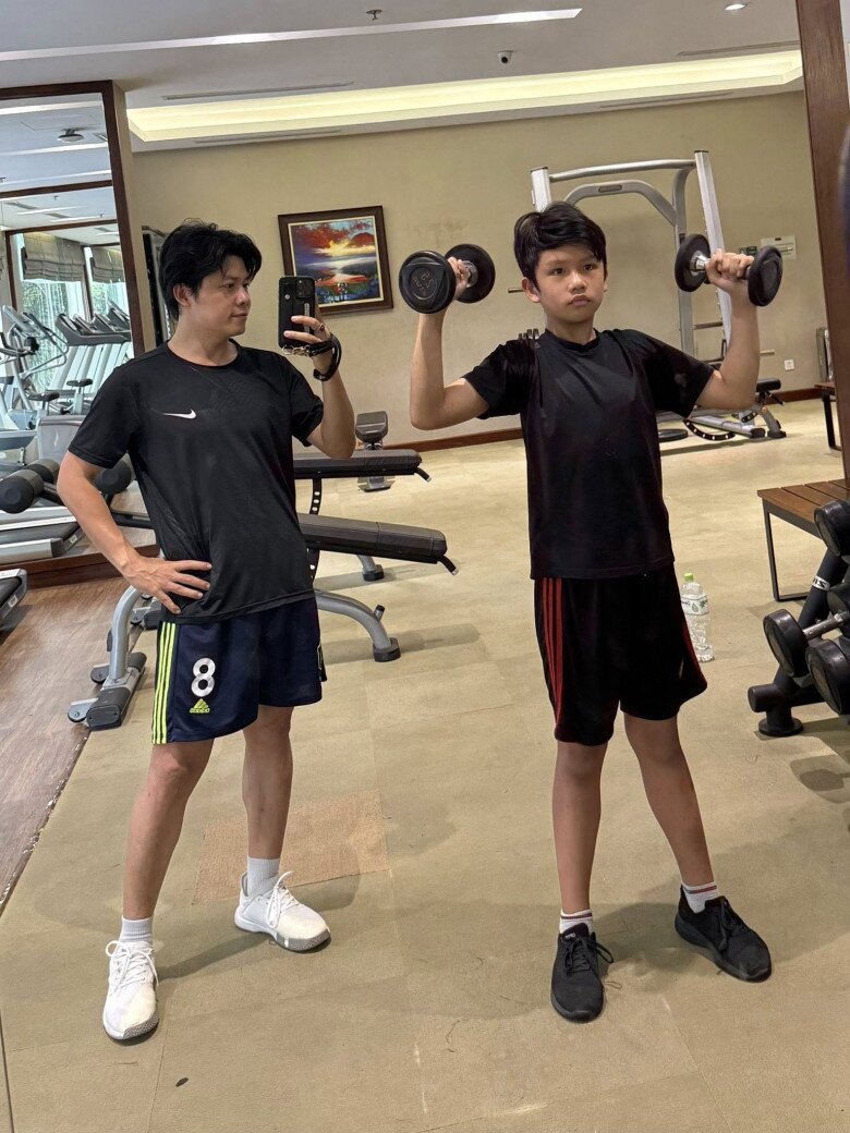 Nguyễn Văn Chung tập luyện thể thao c&ugrave;ng con trai