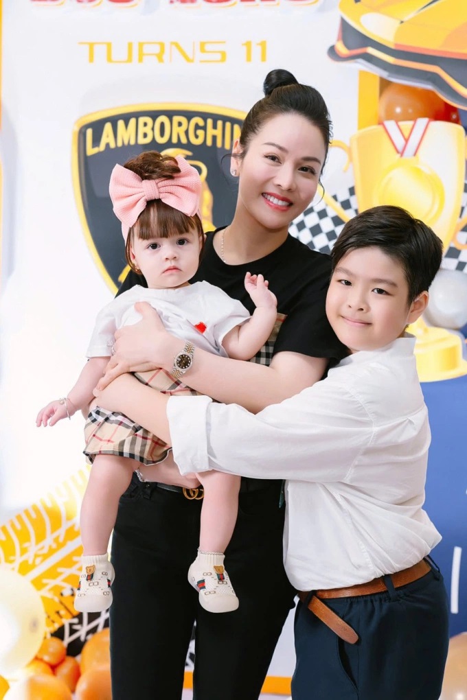 Nhật Kim Anh tận hưởng hạnh phúc bên 2 con.