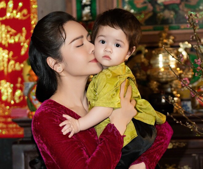 Nhật Kim Anh cảm nhận cuộc sống hạnh phúc hơn từ khi đón thêm tiểu công chúa Julia.