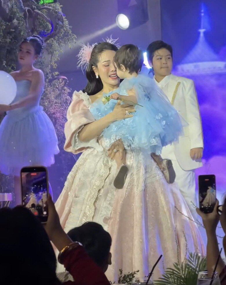 Nhật Kim Anh gây xúc động khi đọc lá thư gửi đến con gái.