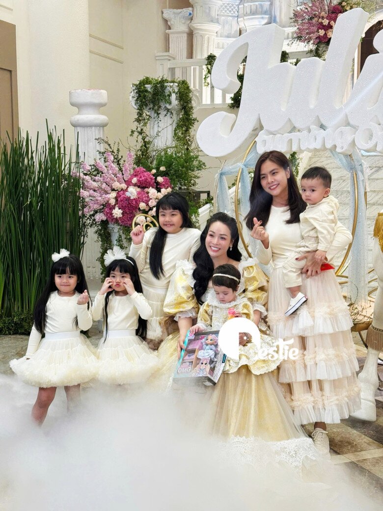Vân Trang đưa 4 con đến dự tiệc thôi nôi của bé Julia. Ảnh: Bestie