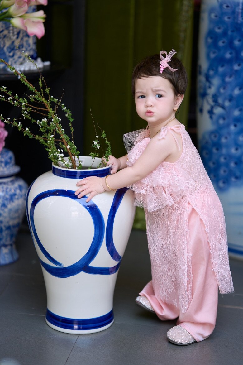 Tròn 1 tuổi, bé Julia có ngoại hình như búp bê lai Tây.