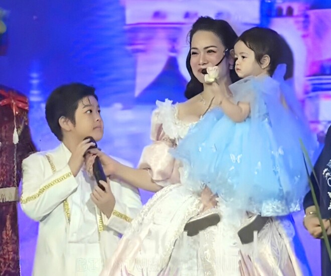 Khoảnh khắc nữ nghệ sĩ đứng trên sân khấu cùng 2 con.