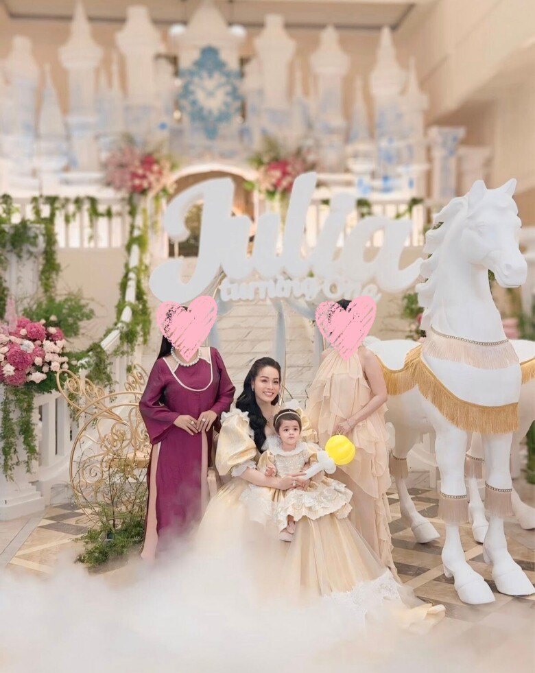 Buổi tiệc được tổ chức hoành tráng, trang trí lung linh như cổ tích.