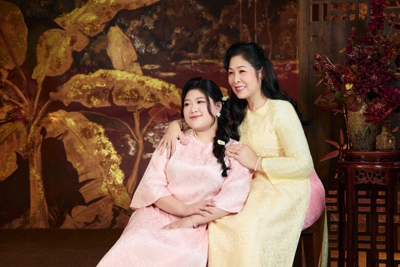 Bí Ngô được nhận xét xinh xắn giống hệt mẹ.