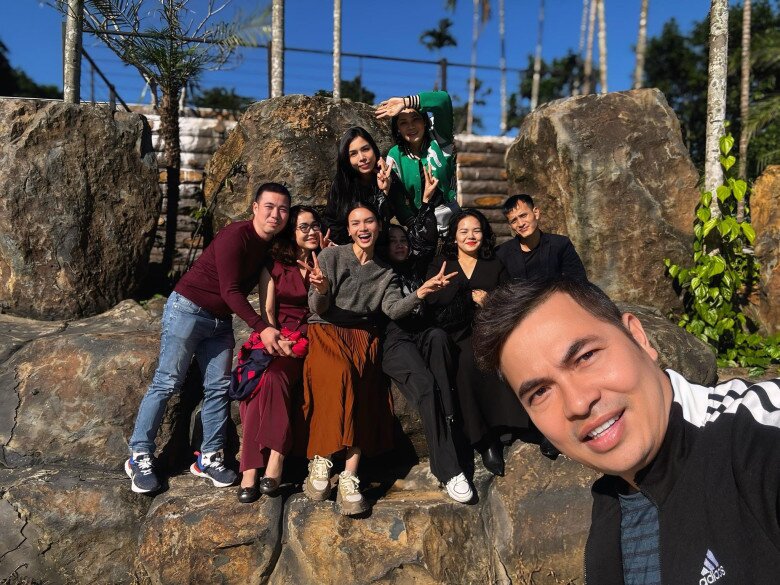 Cặp đôi thường rủ bạn bè về biệt phủ để vui chơi, ăn uống.