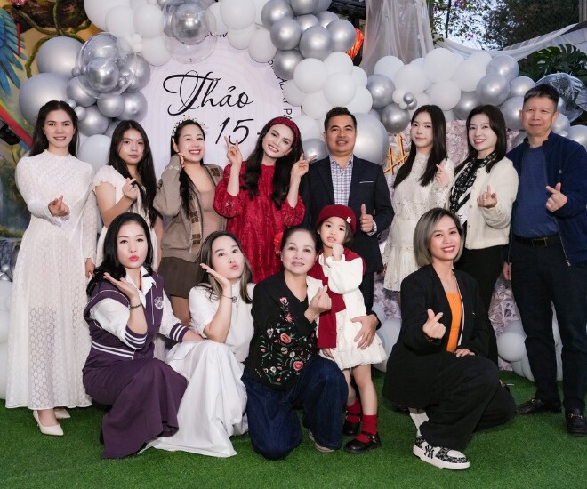 NSND Phạm Phương Thảo tổ chức tiệc sinh nhật bên đại gia đình.