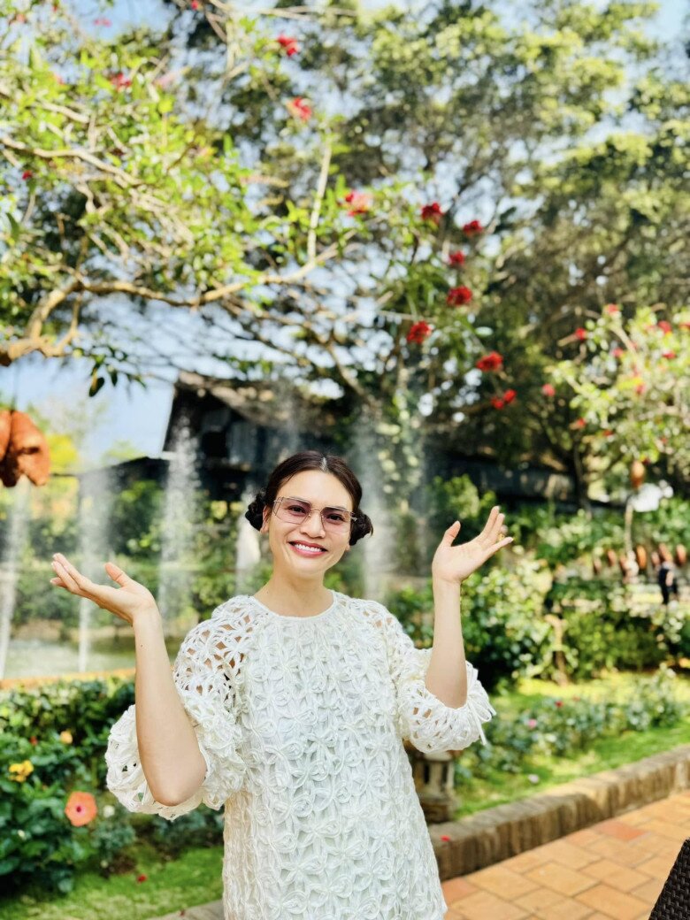 Nữ ca sĩ thường check-in khoe không gian xanh mát trong biệt phủ.