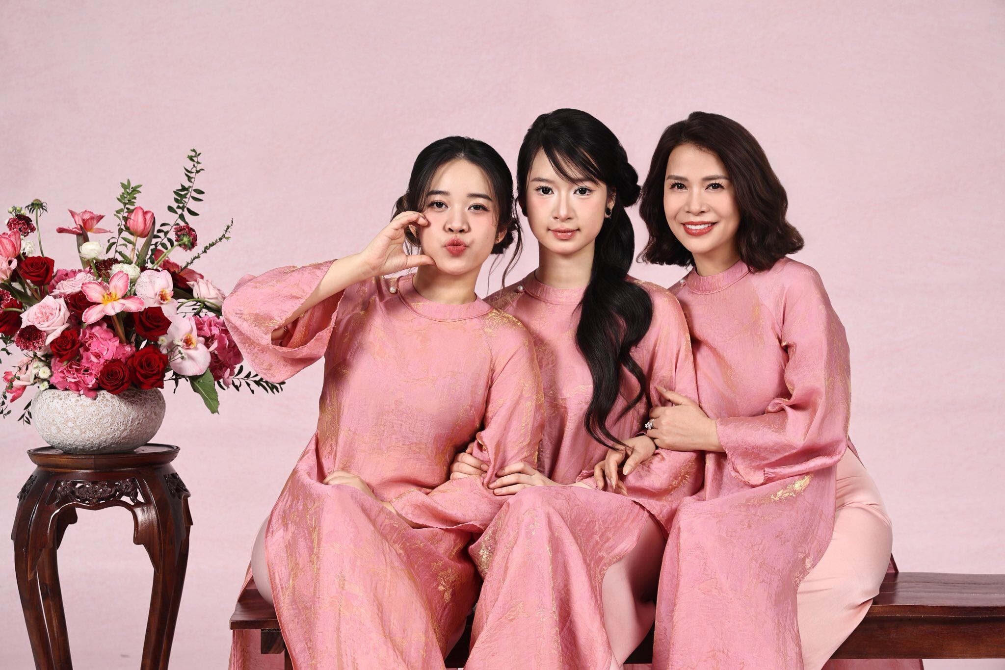 Doanh nhân Ý Lan đọ sắc bên 2 ái nữ.