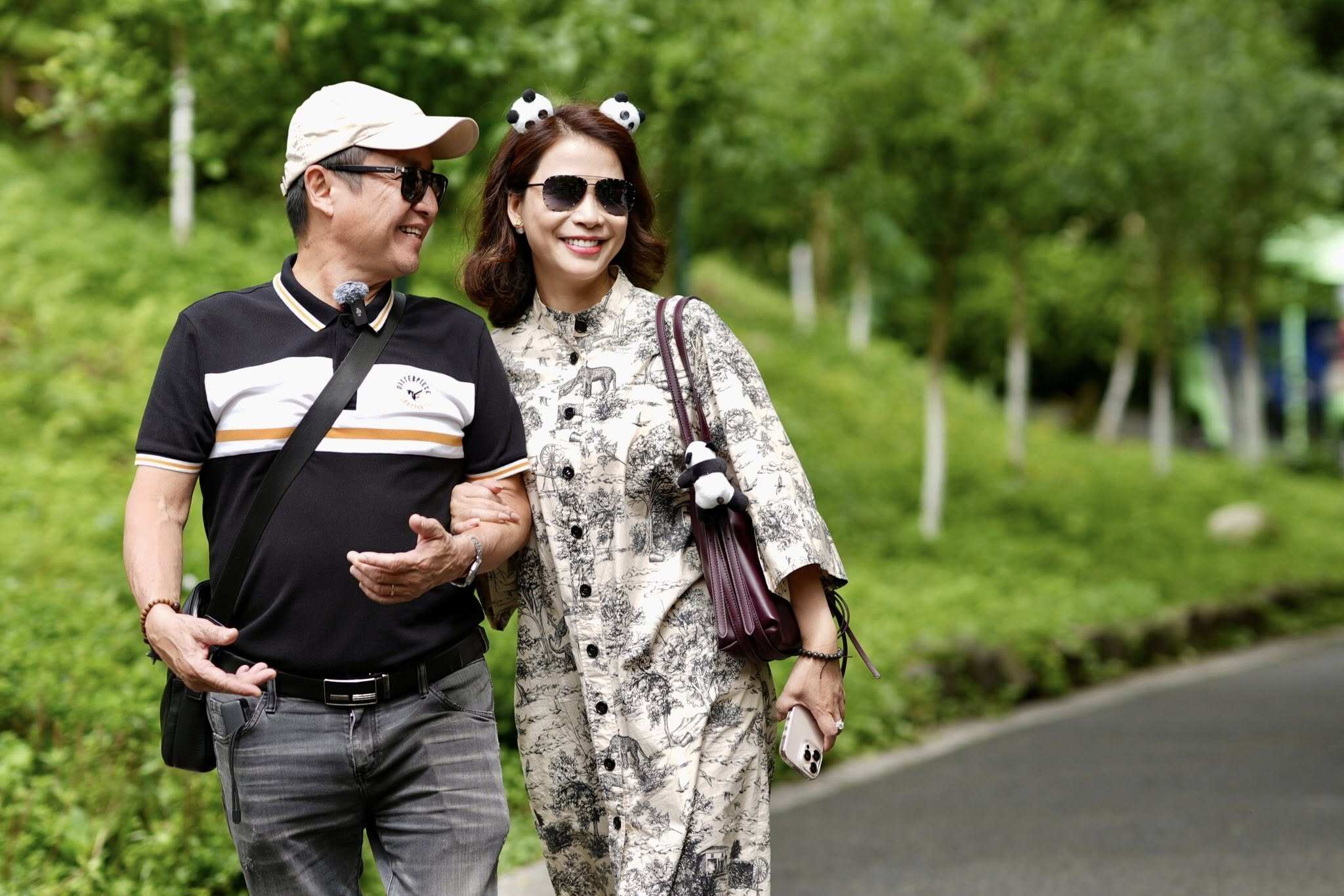 Cả 2 đồng hành cùng nhau trong mọi việc.