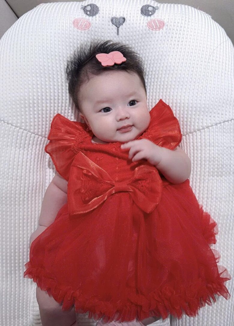 Cô bé thường được mẹ làm điệu bằng váy áo, phụ kiện tóc xinh xắn.