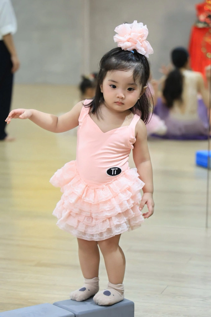 Con gái Khánh Thi bộc lộ năng khiếu nhảy múa.