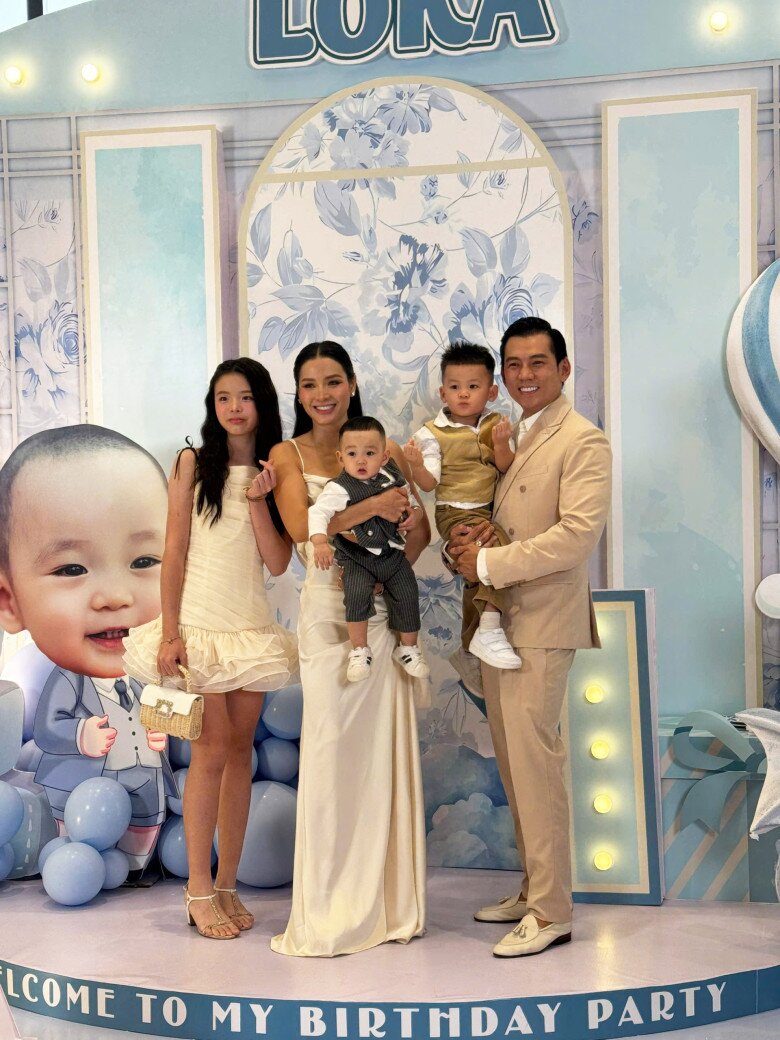 Vợ chồng nữ diễn viên chụp ảnh cùng 3 con. Ảnh: Bestie