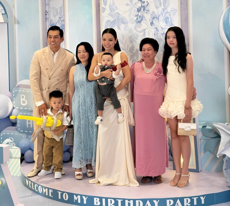 2 mẹ chồng thân thiết quây quần bên 3 cháu cưng. Ảnh Bestie