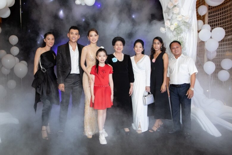 Phương Trinh Jolie được khen ngợi khi có thể hòa thuận với mẹ chồng cũ và mẹ chồng hiện tại.