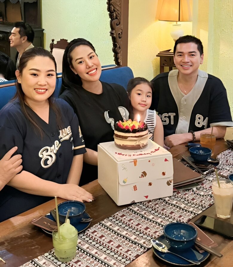 Nhiều khoảnh khắc gần gũi của 2 bố con được Tăng Khánh Chi chia sẻ.