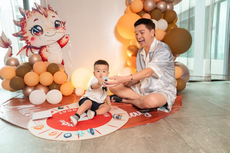 Quang Minh hạnh phúc khi đón con trai ở tuổi U70. 